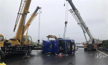 汽車脫困-更換備胎-搭電-緊急送油鐵門關(guān)石河子阿拉爾圖木舒克五家渠